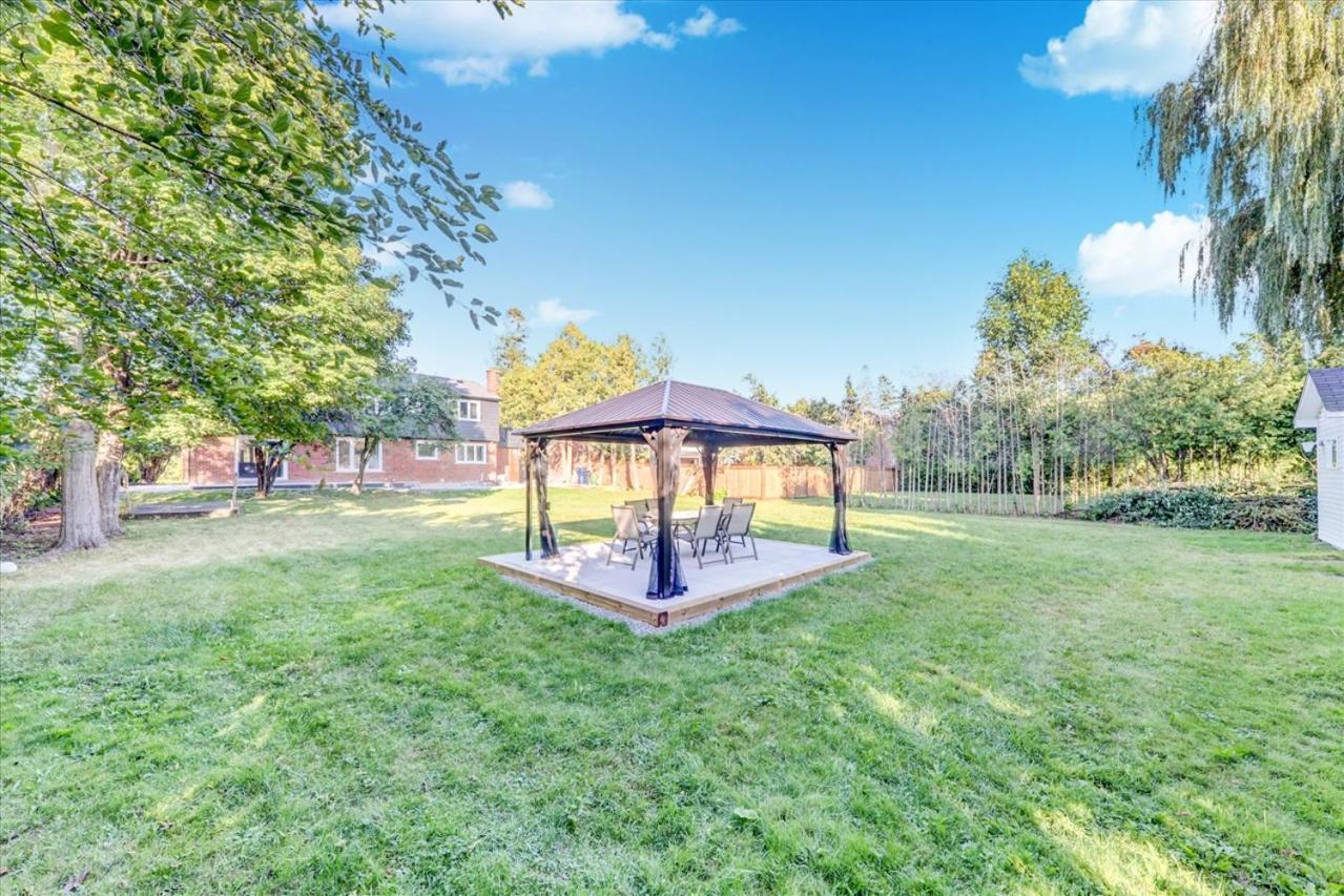 Stunning 7 Bedroom Rougeview Home With 2 Kitchens, 5 Bathrooms, Amazing Backyard & 8-Car Parking Toronto Kültér fotó