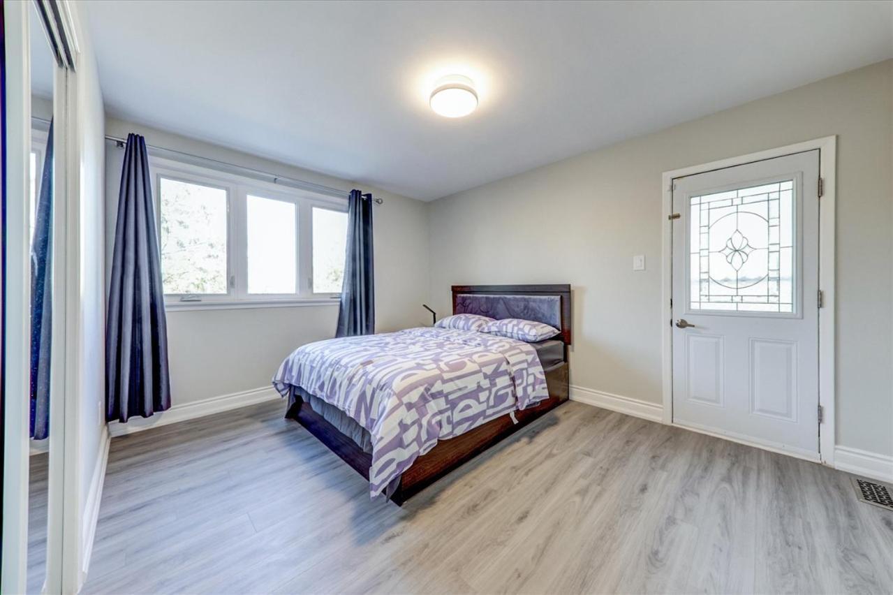 Stunning 7 Bedroom Rougeview Home With 2 Kitchens, 5 Bathrooms, Amazing Backyard & 8-Car Parking Toronto Kültér fotó