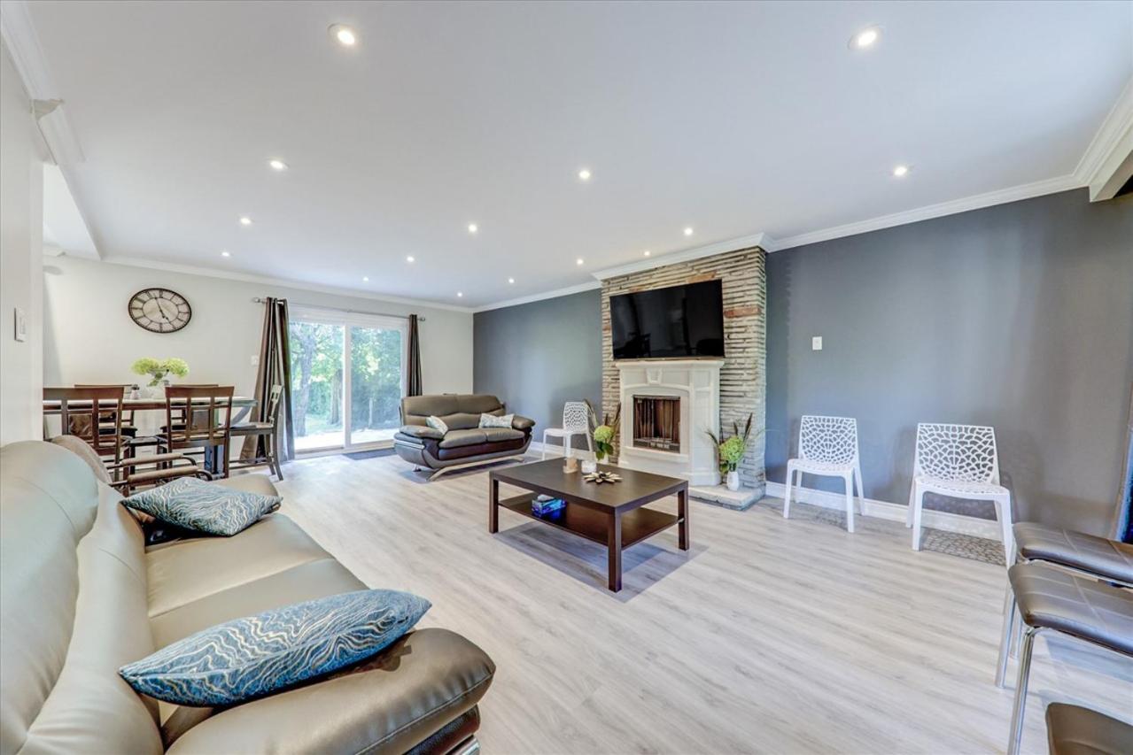 Stunning 7 Bedroom Rougeview Home With 2 Kitchens, 5 Bathrooms, Amazing Backyard & 8-Car Parking Toronto Kültér fotó