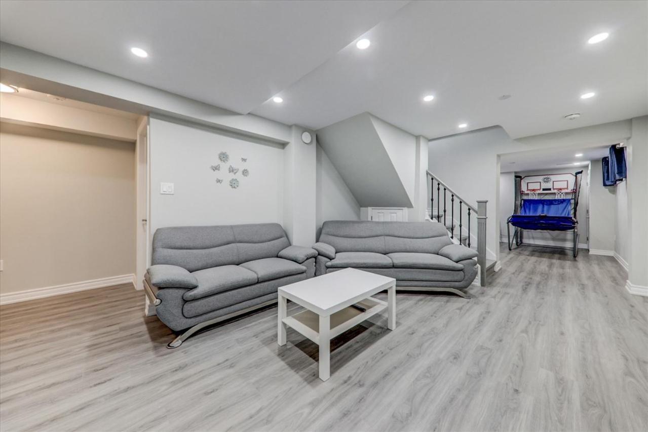 Stunning 7 Bedroom Rougeview Home With 2 Kitchens, 5 Bathrooms, Amazing Backyard & 8-Car Parking Toronto Kültér fotó