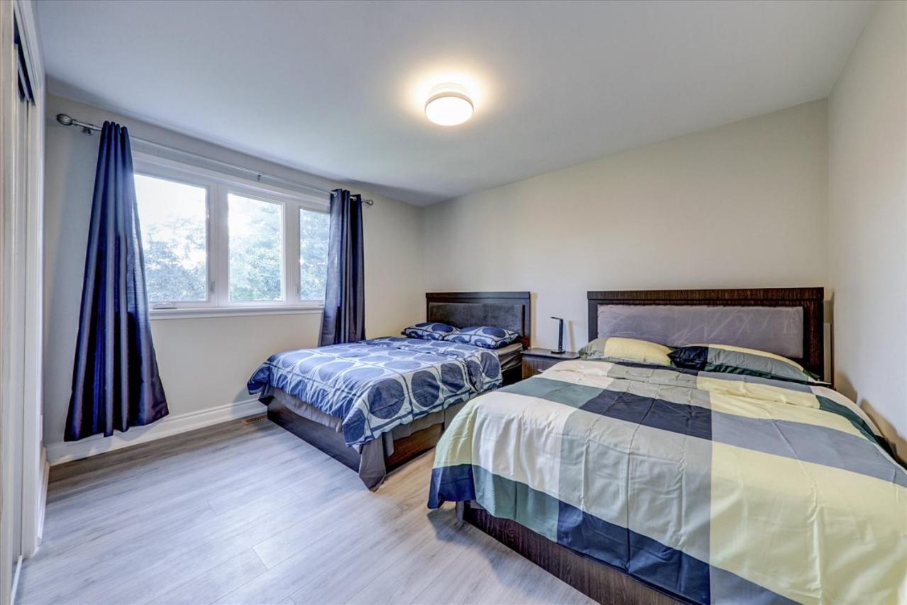 Stunning 7 Bedroom Rougeview Home With 2 Kitchens, 5 Bathrooms, Amazing Backyard & 8-Car Parking Toronto Kültér fotó