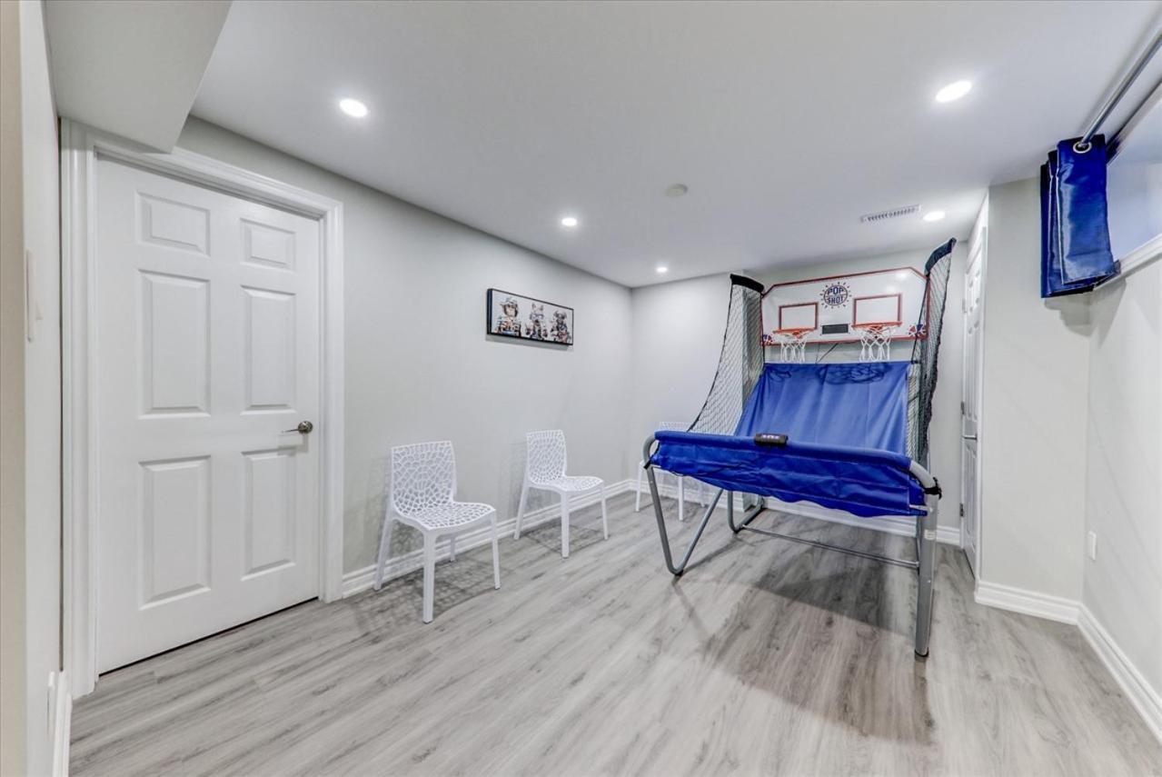 Stunning 7 Bedroom Rougeview Home With 2 Kitchens, 5 Bathrooms, Amazing Backyard & 8-Car Parking Toronto Kültér fotó