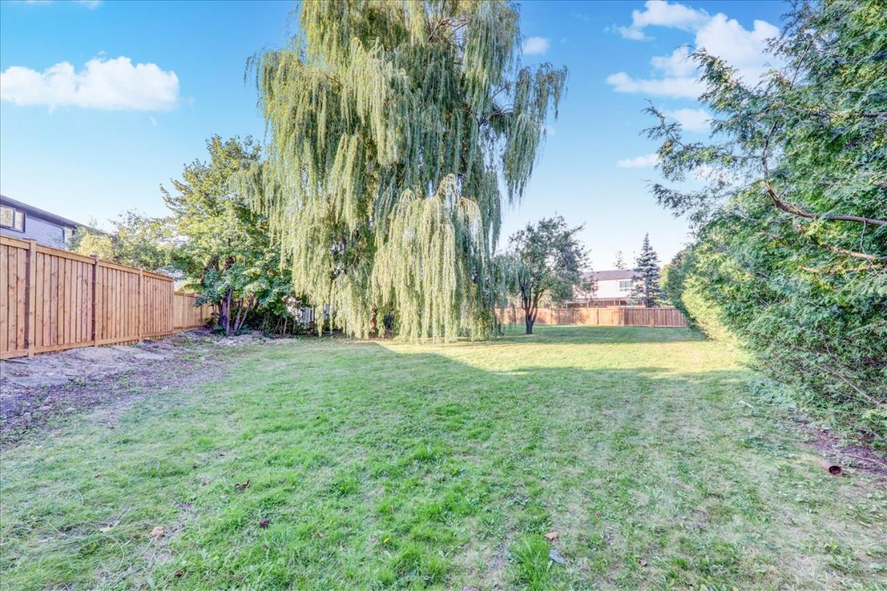 Stunning 7 Bedroom Rougeview Home With 2 Kitchens, 5 Bathrooms, Amazing Backyard & 8-Car Parking Toronto Kültér fotó