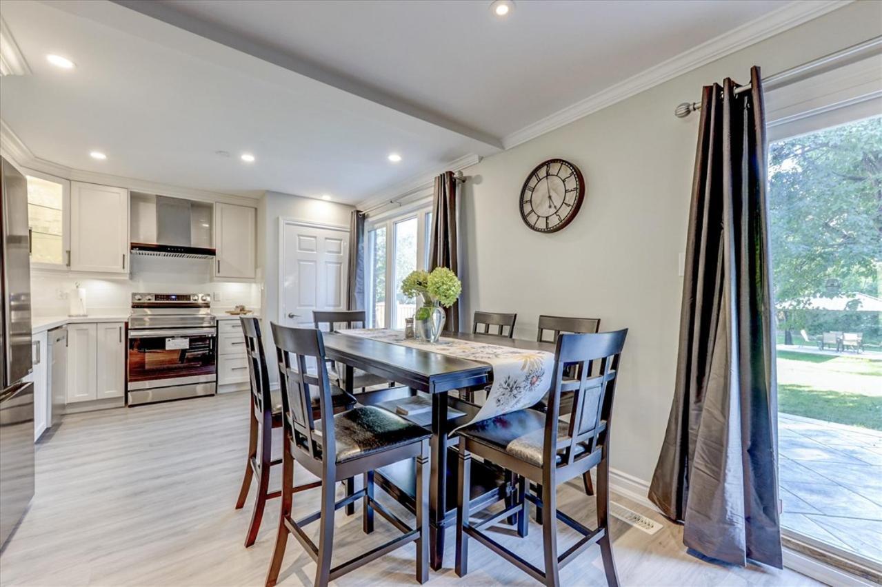 Stunning 7 Bedroom Rougeview Home With 2 Kitchens, 5 Bathrooms, Amazing Backyard & 8-Car Parking Toronto Kültér fotó