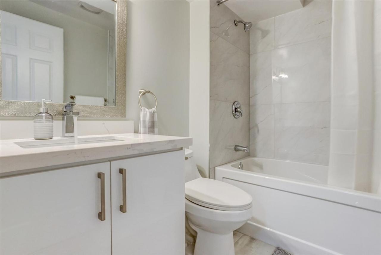 Stunning 7 Bedroom Rougeview Home With 2 Kitchens, 5 Bathrooms, Amazing Backyard & 8-Car Parking Toronto Kültér fotó