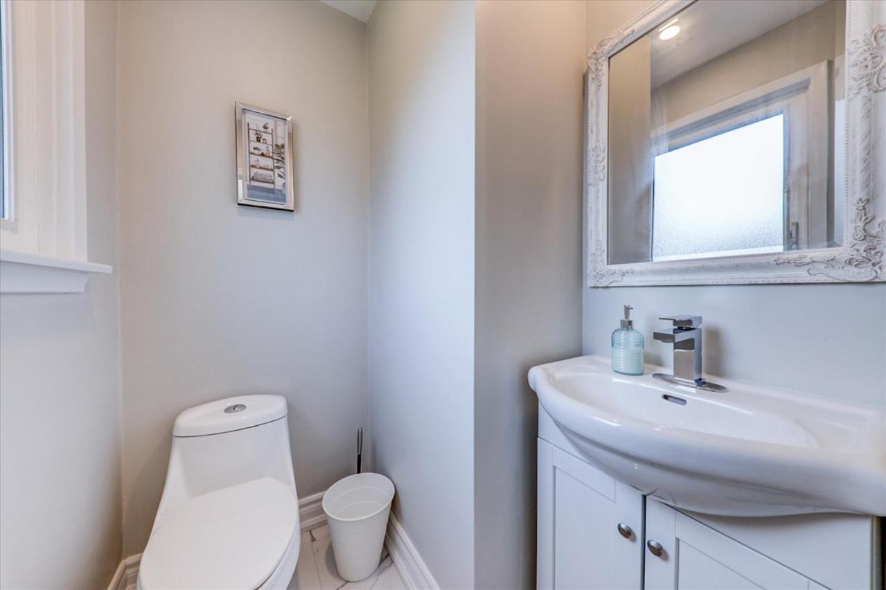 Stunning 7 Bedroom Rougeview Home With 2 Kitchens, 5 Bathrooms, Amazing Backyard & 8-Car Parking Toronto Kültér fotó