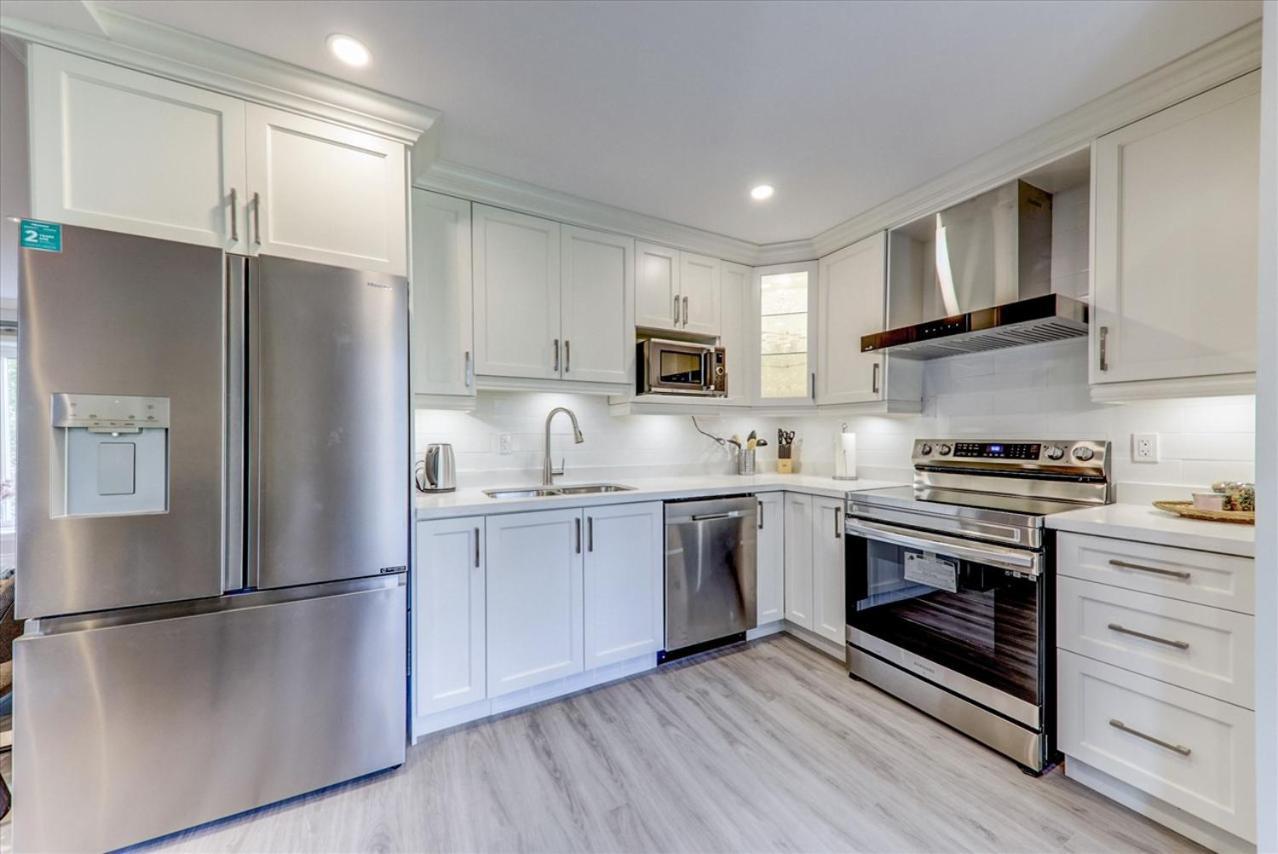 Stunning 7 Bedroom Rougeview Home With 2 Kitchens, 5 Bathrooms, Amazing Backyard & 8-Car Parking Toronto Kültér fotó