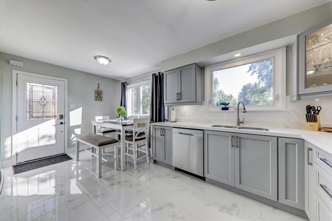 Stunning 7 Bedroom Rougeview Home With 2 Kitchens, 5 Bathrooms, Amazing Backyard & 8-Car Parking Toronto Kültér fotó