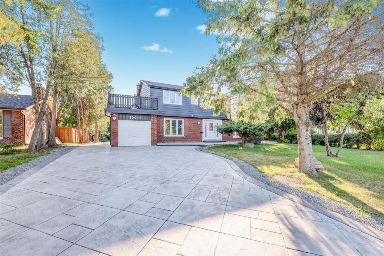 Stunning 7 Bedroom Rougeview Home With 2 Kitchens, 5 Bathrooms, Amazing Backyard & 8-Car Parking Toronto Kültér fotó