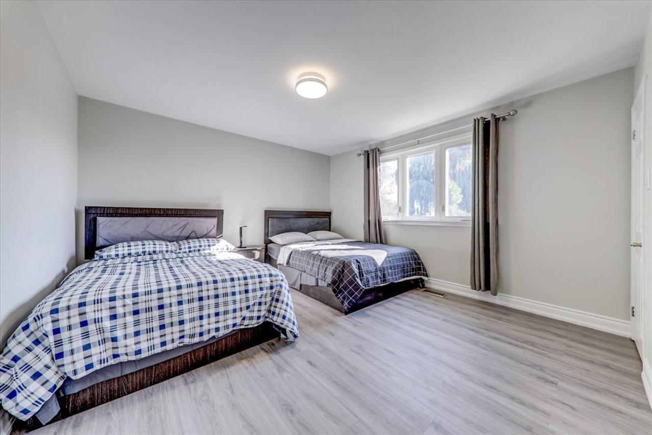 Stunning 7 Bedroom Rougeview Home With 2 Kitchens, 5 Bathrooms, Amazing Backyard & 8-Car Parking Toronto Kültér fotó