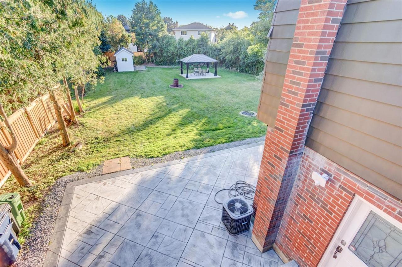 Stunning 7 Bedroom Rougeview Home With 2 Kitchens, 5 Bathrooms, Amazing Backyard & 8-Car Parking Toronto Kültér fotó