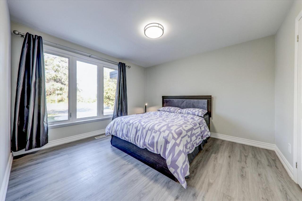 Stunning 7 Bedroom Rougeview Home With 2 Kitchens, 5 Bathrooms, Amazing Backyard & 8-Car Parking Toronto Kültér fotó