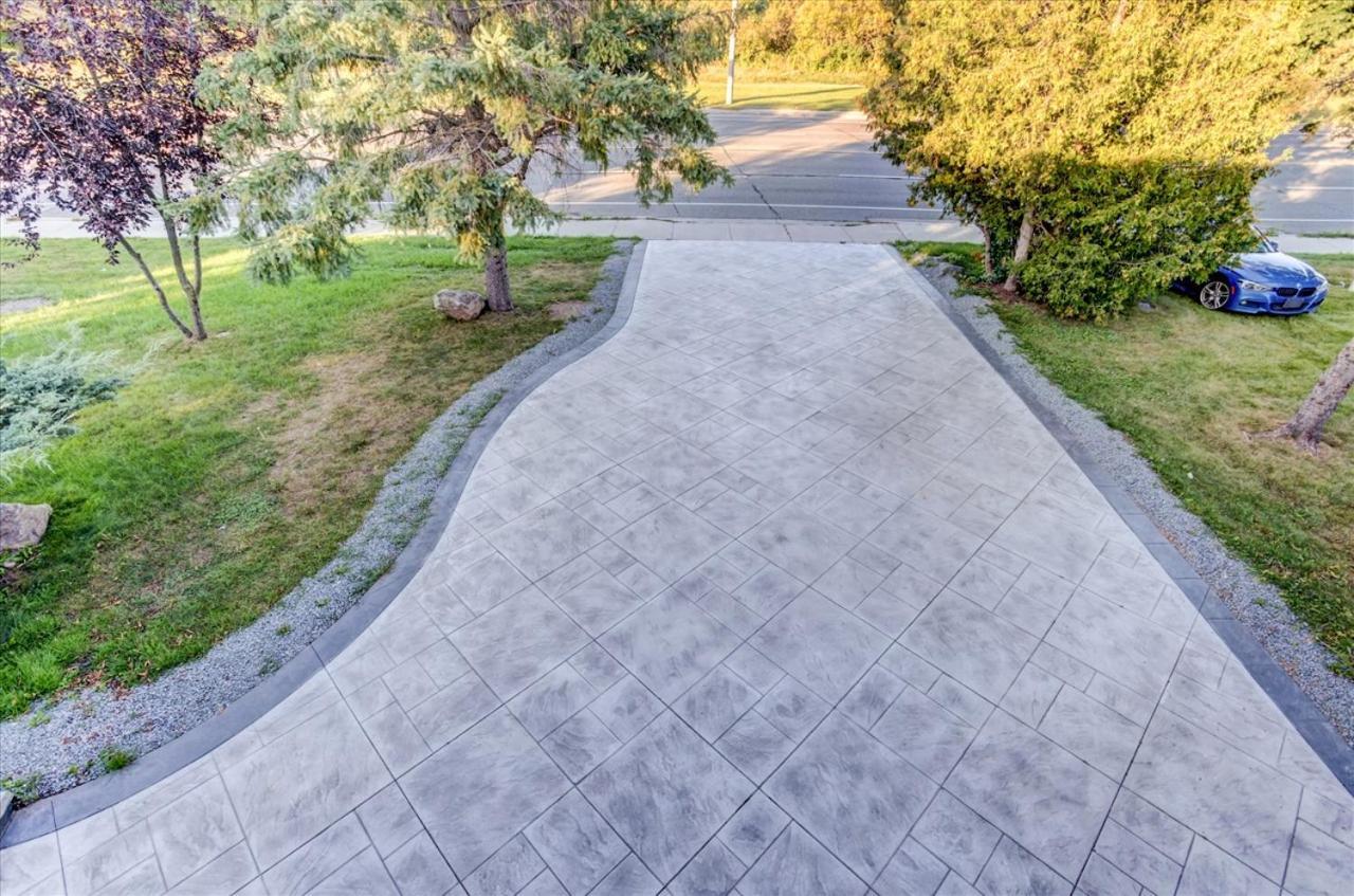 Stunning 7 Bedroom Rougeview Home With 2 Kitchens, 5 Bathrooms, Amazing Backyard & 8-Car Parking Toronto Kültér fotó