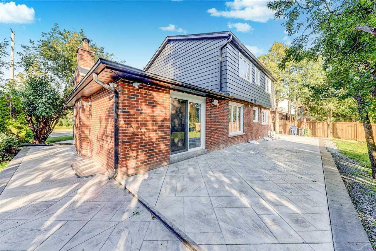 Stunning 7 Bedroom Rougeview Home With 2 Kitchens, 5 Bathrooms, Amazing Backyard & 8-Car Parking Toronto Kültér fotó