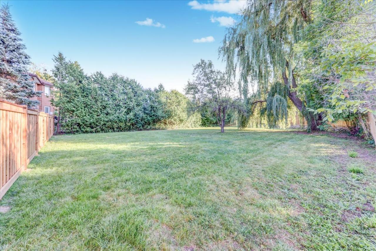 Stunning 7 Bedroom Rougeview Home With 2 Kitchens, 5 Bathrooms, Amazing Backyard & 8-Car Parking Toronto Kültér fotó