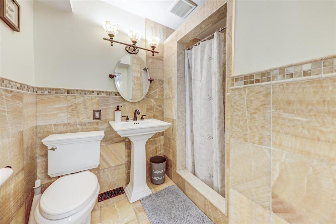 Stunning 7 Bedroom Rougeview Home With 2 Kitchens, 5 Bathrooms, Amazing Backyard & 8-Car Parking Toronto Kültér fotó