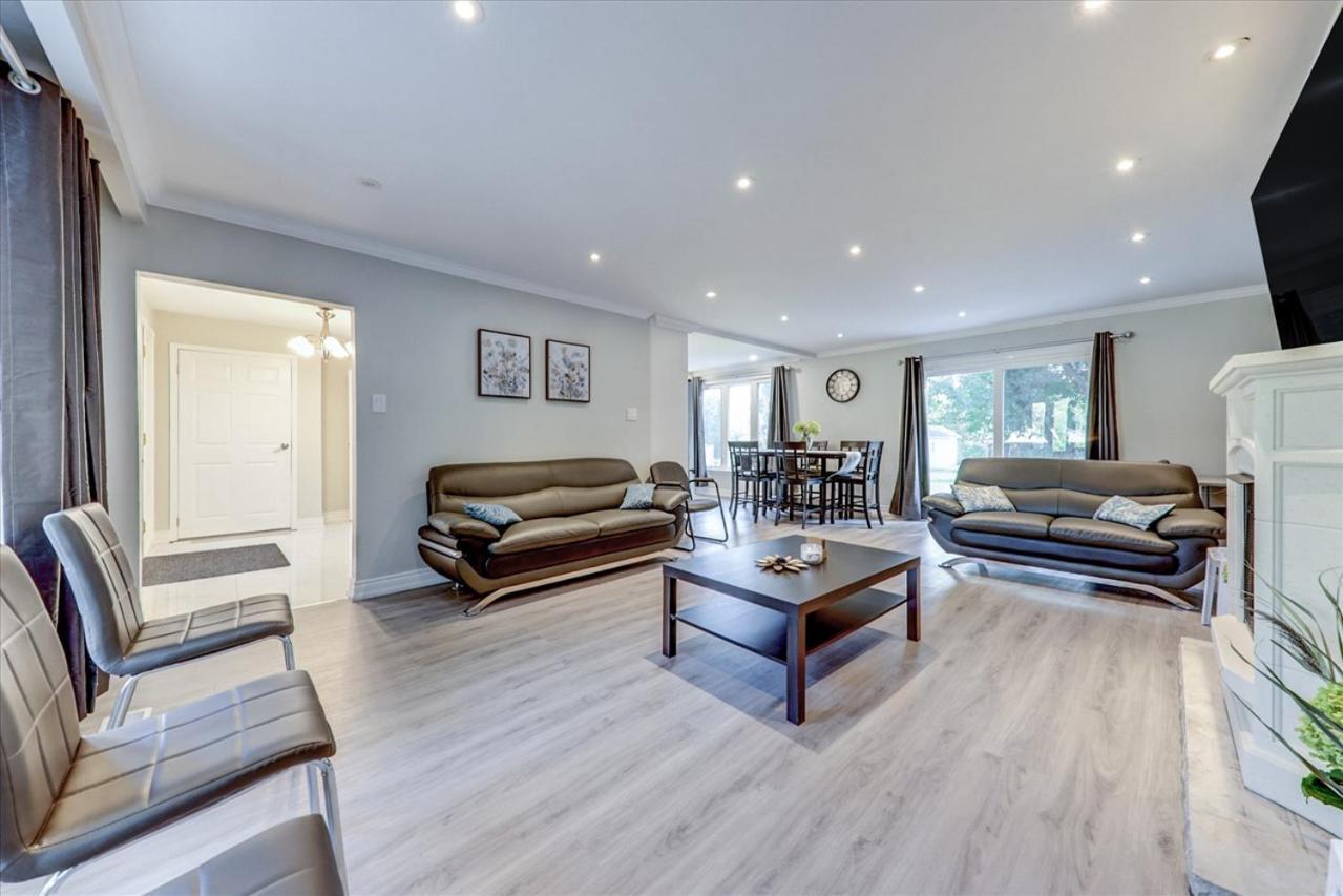 Stunning 7 Bedroom Rougeview Home With 2 Kitchens, 5 Bathrooms, Amazing Backyard & 8-Car Parking Toronto Kültér fotó