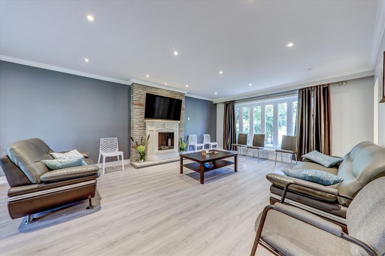 Stunning 7 Bedroom Rougeview Home With 2 Kitchens, 5 Bathrooms, Amazing Backyard & 8-Car Parking Toronto Kültér fotó