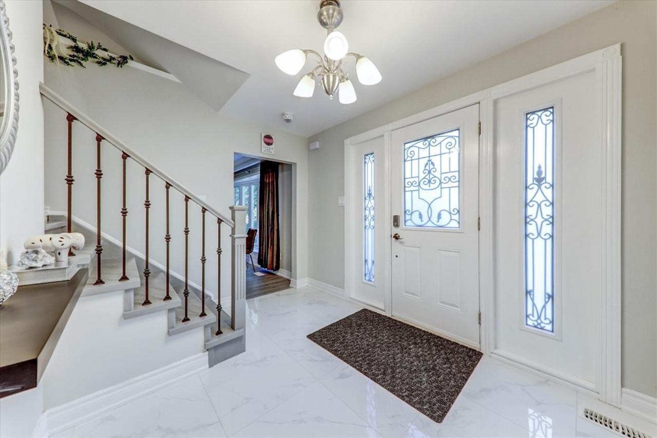 Stunning 7 Bedroom Rougeview Home With 2 Kitchens, 5 Bathrooms, Amazing Backyard & 8-Car Parking Toronto Kültér fotó