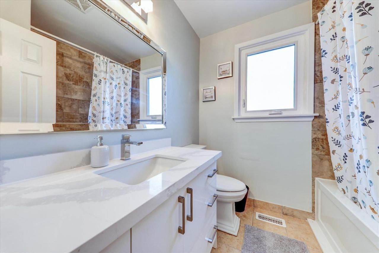 Stunning 7 Bedroom Rougeview Home With 2 Kitchens, 5 Bathrooms, Amazing Backyard & 8-Car Parking Toronto Kültér fotó